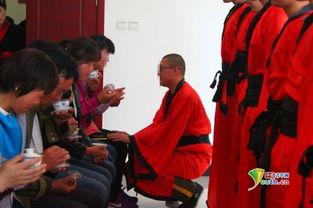 下跪成人礼视频,下跪成人礼视频引发社会热议